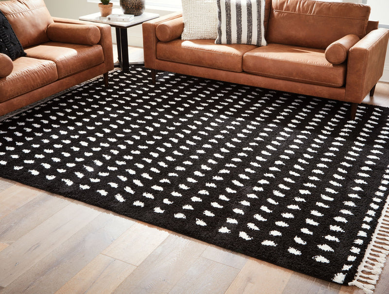 Minston - 5' x 7' Rug - Black / White